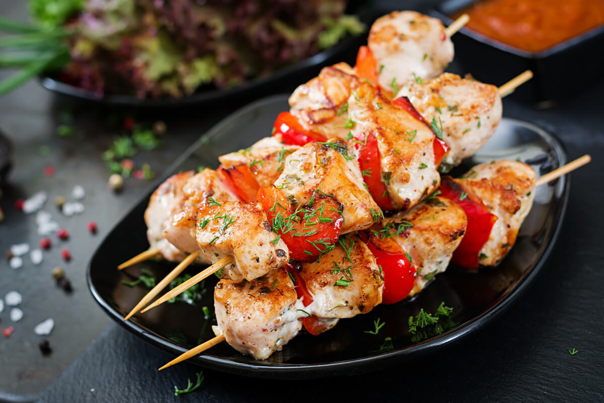 Read more about the article Chicken skewers with slices of sweet peppers and dill